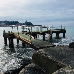 Attracco traghetti del Golfo di Lerici in prossimità della spiaggia della Venere Azzurra - duzimage - location scouting Italia