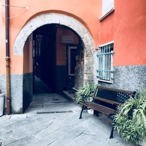 Piazza Mottino Lerici, volto con panchina. Location Scouting Italia - duzimage