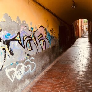 Graffity in via Doria nello sbocco in piazza Garibaldi a Lerici. Location Scouting Italia - duzimage