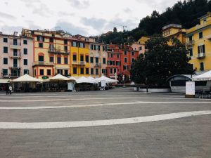 Piazza Garibaldi a Lerici verso la Borgata. Location Scouting Italia - duzimage