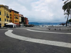 Piazza Garibaldi a Lerici verso mare. Location Scouting Italia - duzimage