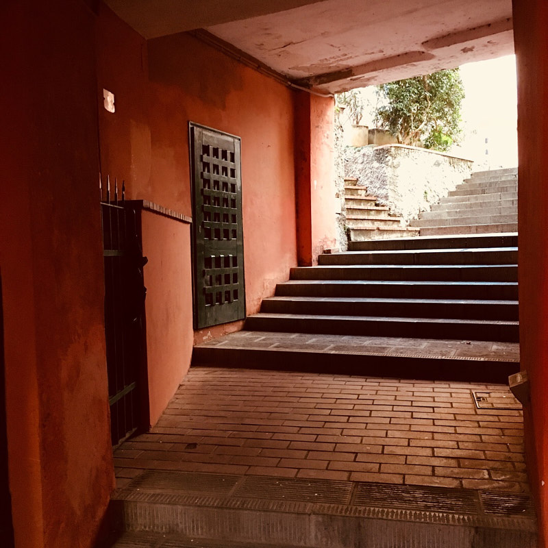Volto con accesso a Via Roma, Lerici in stile ligure con facciate dalle tonalità calde, stretto carrugio e pavimentazione in mattoni rossi.