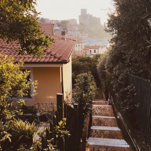 scalinata nei pressi di VIa della Repubblica verso Via Roma - Lerici, Liguria. Vista del Castello di Lerici sotto una calda luce di tardo pomeriggio invernale.