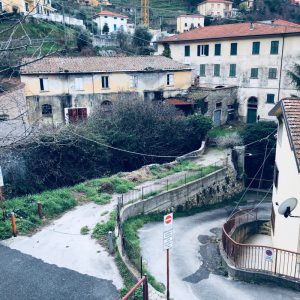 Lerici, edificio abbandonato sottostrada verso Tellaro. location scouting italia - duzimage