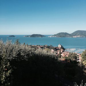 Viasta panoramica sopra Lerici ed il Golfo dei Poeti con le isole Palmaria, Tino e Tinetto. Locationscouting - duzimage