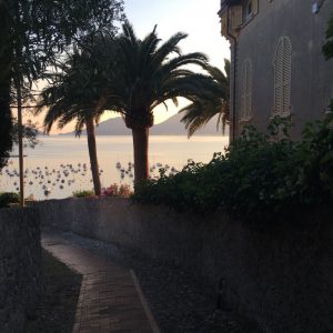 Vista mare da un carrugio soprastante il borgo di Lerici.