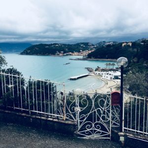 Vista dall'alto della spiaggia Il Lido di Lerici. Location Scouting Italia, duzimage