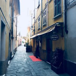 Via dei Giardini Sarzana, con insegna ristorante Bistrot sulla destra.