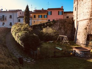 Torrione Sarzana in mattoni. Architettura storica fronte giardini e zona pedonale. Sampietrini. Location Scout duzimage