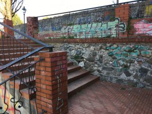 muro sotto la circonvallazione di Sarzana. Pietra e graffity con scalini in mattoni rossi. Location scout duzimage