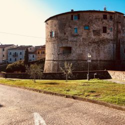 Torrione Sarzana in mattoni. Architettura storica fronte giardini e zona pedonale. Sampietrini. Location Scout duzimage