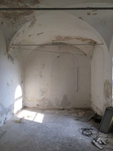 interno di luogo abbandonato con architettura a volte e spazzatura a terra. Muri intnacati di bianco scristati. Calcinacci. Location Scout duzimage