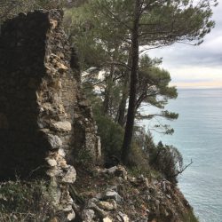 rudere lungo il sentiero tra Zanego e Tellaro soprastante la Groppina. Location scout Italia - duzimage