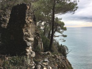 rudere lungo il sentiero tra Zanego e Tellaro soprastante la Groppina. Location scout Italia - duzimage