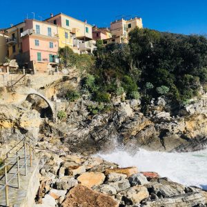 VIsta del Borgo di Tellaro dal mare sotto la piazzetta dell'oratorio Selàa - duzimage Location Scouting Italia