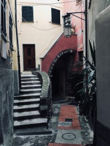 Arcata e scalinata del carrugio ligure che porta all'oratorio Selàa ed alla Marina di Tellaro - Location Scouting Italia - duzimage