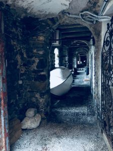 Location Scouting Italia - Tellaro, recensito come uno dei Borghi più belli d'Italia, fa parte del territorio del Comune di Lerici affacciandosi sul Golfo dei Poeti. Rimessaggio privato presso la Marina di Tellaro