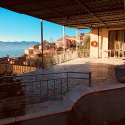 VIsta del borgo dalla terrazza di uno dei caffè nella piazzetta centrale. Location scouting Italia - duzimage