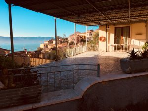 VIsta del borgo dalla terrazza di uno dei caffè nella piazzetta centrale. Location scouting Italia - duzimage