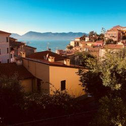 VIsta del borgo dalla terrazza di uno dei caffè nella piazzetta centrale. Location scouting Italia - duzimage