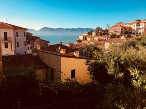 VIsta del borgo dalla terrazza di uno dei caffè nella piazzetta centrale. Location scouting Italia - duzimage