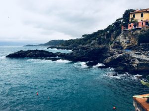 Location Scouting Italia - Tellaro, recensito come uno dei Borghi più belli d'Italia, fa parte del territorio del Comune di Lerici affacciandosi sul Golfo dei Poeti. Marina di Tellaro e campanile