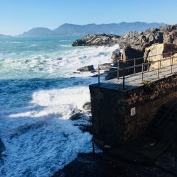 Location Scouting Italia - Tellaro, recensito come uno dei Borghi più belli d'Italia, fa parte del territorio del Comune di Lerici affacciandosi sul Golfo dei Poeti. Marina di Tellaro e campanile