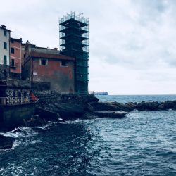 Location Scouting Italia - Tellaro, recensito come uno dei Borghi più belli d'Italia, fa parte del territorio del Comune di Lerici affacciandosi sul Golfo dei Poeti. Marina di Tellaro e campanile