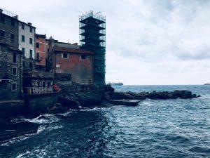 Location Scouting Italia - Tellaro, recensito come uno dei Borghi più belli d'Italia, fa parte del territorio del Comune di Lerici affacciandosi sul Golfo dei Poeti. Marina di Tellaro e campanile