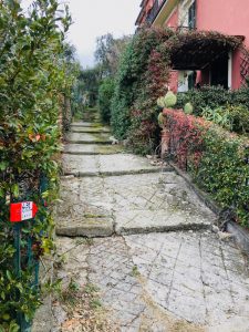 Sentiero CAI verso Portesone nei pressi del cimitero - Location Scouting Italia - duzimage