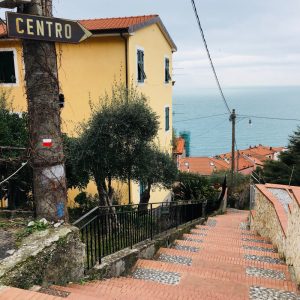 Scalinata verso il centro del paese nei pressi delle scuole