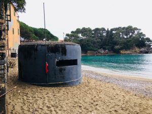 Baia di Fiascherino - Bunker seconda Guerra Mondiale. Lord Byron visse nei pressi di questa spiaggia- Location Scouting Italia - duzimage