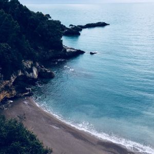 Spiaggia privata Eco del Mare vista dalla strada per Tellaro - Location Scouting Italia - duzimage