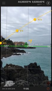 Screenshot dell'app SunSurveyor per visualizzare il percorso del sole a Tellaro - Location Scouting Italia - duzimage