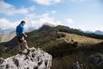 Federico Gusso di Bird's Peak Films, mentre osserva il panorama nei pressi di Campocecina - Carrara