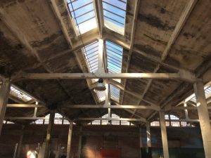 lotto sgombero di un reparto delle Ex Ceramiche Vaccari. Architettura industriale, con colonne, travi e pavimentazione in cemento. Evidenti segni d'abbandono. Soffitti con vetrate e muri in mattoni rossi. Location Scout duzimage https://www.duzimage.com/category/locationscouting/