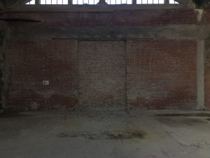 lotto sgombero di un reparto delle Ex Ceramiche Vaccari. Architettura industriale, con colonne, travi e pavimentazione in cemento. Evidenti segni d'abbandono. Soffitti con vetrate e muri in mattoni rossi. Location Scout duzimage https://www.duzimage.com/category/locationscouting/