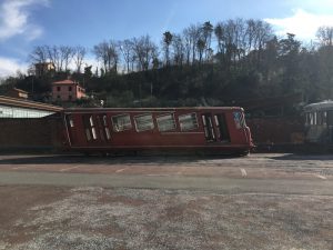 Antico vagone tram color rosso con evidenti segni di ruggine ed usura situato nel piazzale delle Ex Ceramiche Vaccari. Location Scout duzimage https://www.duzimage.com/category/locationscouting/