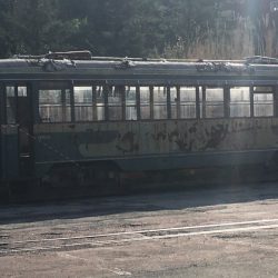 Antico vagone tram color verde con evidenti segni di ruggine ed usura situato nel piazzale delle Ex Ceramiche Vaccari. Location Scout duzimage https://www.duzimage.com/category/locationscouting/