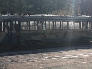 Antico vagone tram color verde con evidenti segni di ruggine ed usura situato nel piazzale delle Ex Ceramiche Vaccari. Location Scout duzimage https://www.duzimage.com/category/locationscouting/