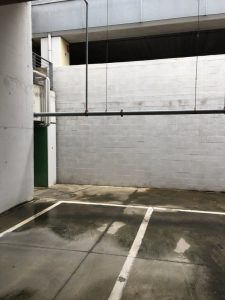 Parcheggio sotterraneo centro commercial Leclerc di Santo Stefano Magra. Umidità sul pavimento in cemento, segnaletica orizzontale, condotti dell'aria - Location Scout duzimage https://www.duzimage.com/category/locationscouting/