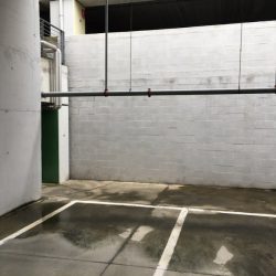 Parcheggio sotterraneo centro commercial Leclerc di Santo Stefano Magra. Umidità sul pavimento in cemento, segnaletica orizzontale, condotti dell'aria - Location Scout duzimage https://www.duzimage.com/category/locationscouting/