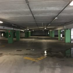 Parcheggio sotterraneo centro commercial Leclerc di Santo Stefano Magra. Umidità sul pavimento in cemento, segnaletica orizzontale, condotti dell'aria - Location Scout duzimage https://www.duzimage.com/category/locationscouting/