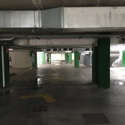 Parcheggio sotterraneo centro commercial Leclerc di Santo Stefano Magra. Umidità sul pavimento in cemento, segnaletica orizzontale, condotti dell'aria - Location Scout duzimage https://www.duzimage.com/category/locationscouting/