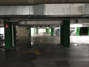Parcheggio sotterraneo centro commercial Leclerc di Santo Stefano Magra. Umidità sul pavimento in cemento, segnaletica orizzontale, condotti dell'aria - Location Scout duzimage https://www.duzimage.com/category/locationscouting/
