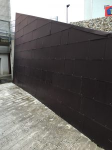 Area pedonale di fronte all'ingresso del centro commerciale Leclerc di Santo Stefano Magra. Muro in metallo, pavimentazione lastricata e cemento. Location Scout duzimage https://www.duzimage.com/category/locationscouting/