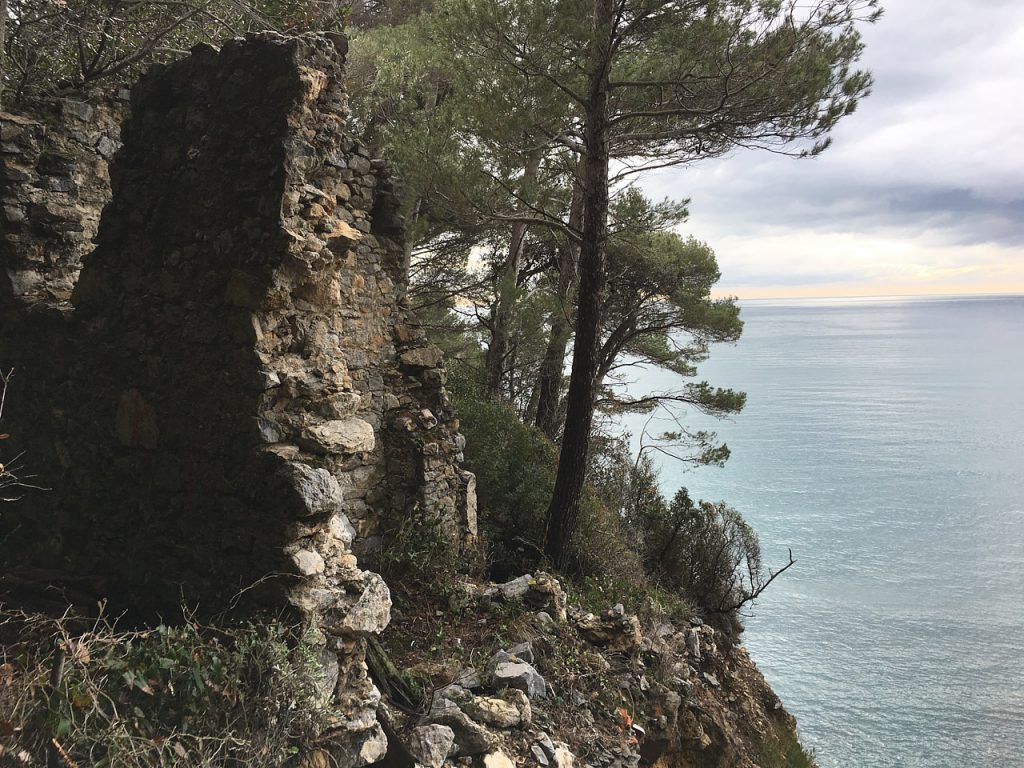 rudere che si affaccia sul mare sopra la spiaggia rocciosa de La Groppina nei pressi di Tellaro