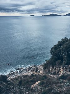 vista dall'alto della spiaggia rocciosa de La Groppina nei pressi di Tellaro