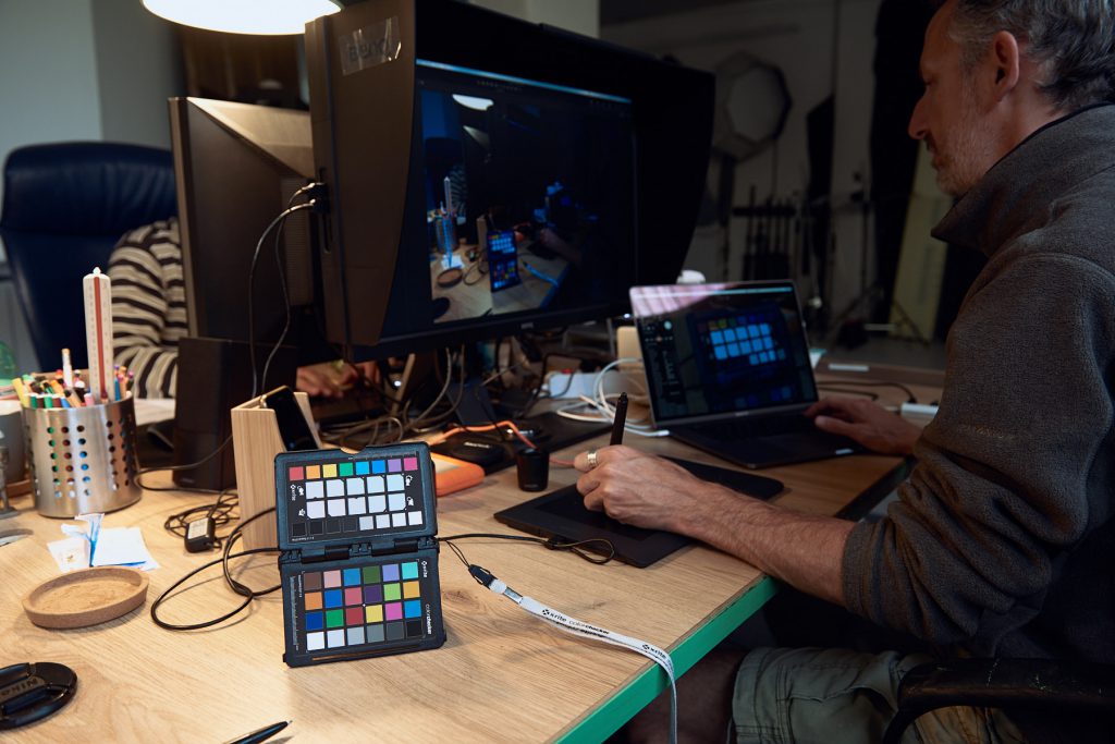 Color Checker X-rite sulla scrivania dello studio duzimage con monitor BenQ e Mac Book Pro sullo sfondo.