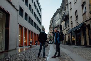 Federico Gusso e Paolo Corradeghini ritratti di spalle da Sebastiano Bongi Tomà in Via Fiori Chiari a Milano